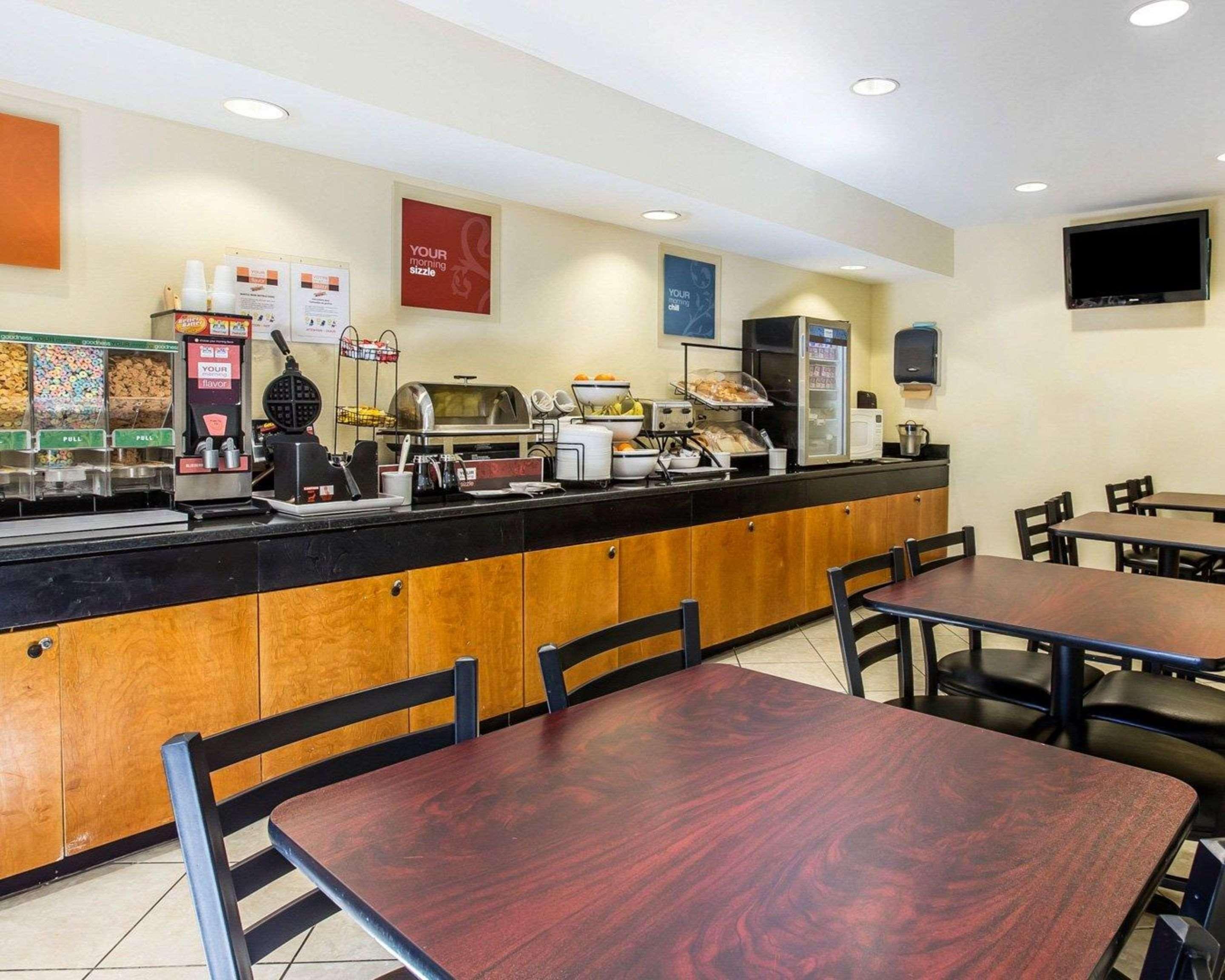 Quality Inn Darien-North Brunswick Extérieur photo